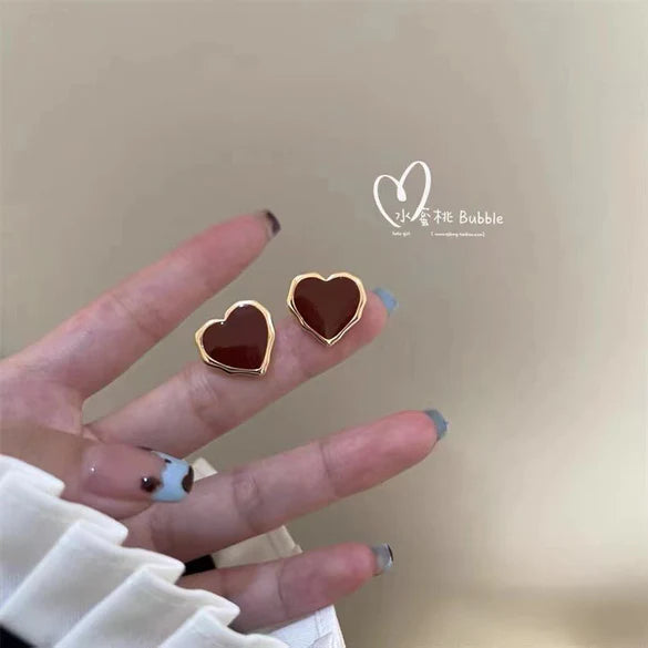 Ladies cute black earrings with a gold outline alloy
