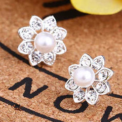 Ladies alloy cute silver flower dimonties with pearl ear rings.