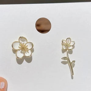 Ladies cute alloy white and golden flower miss match ear rings.